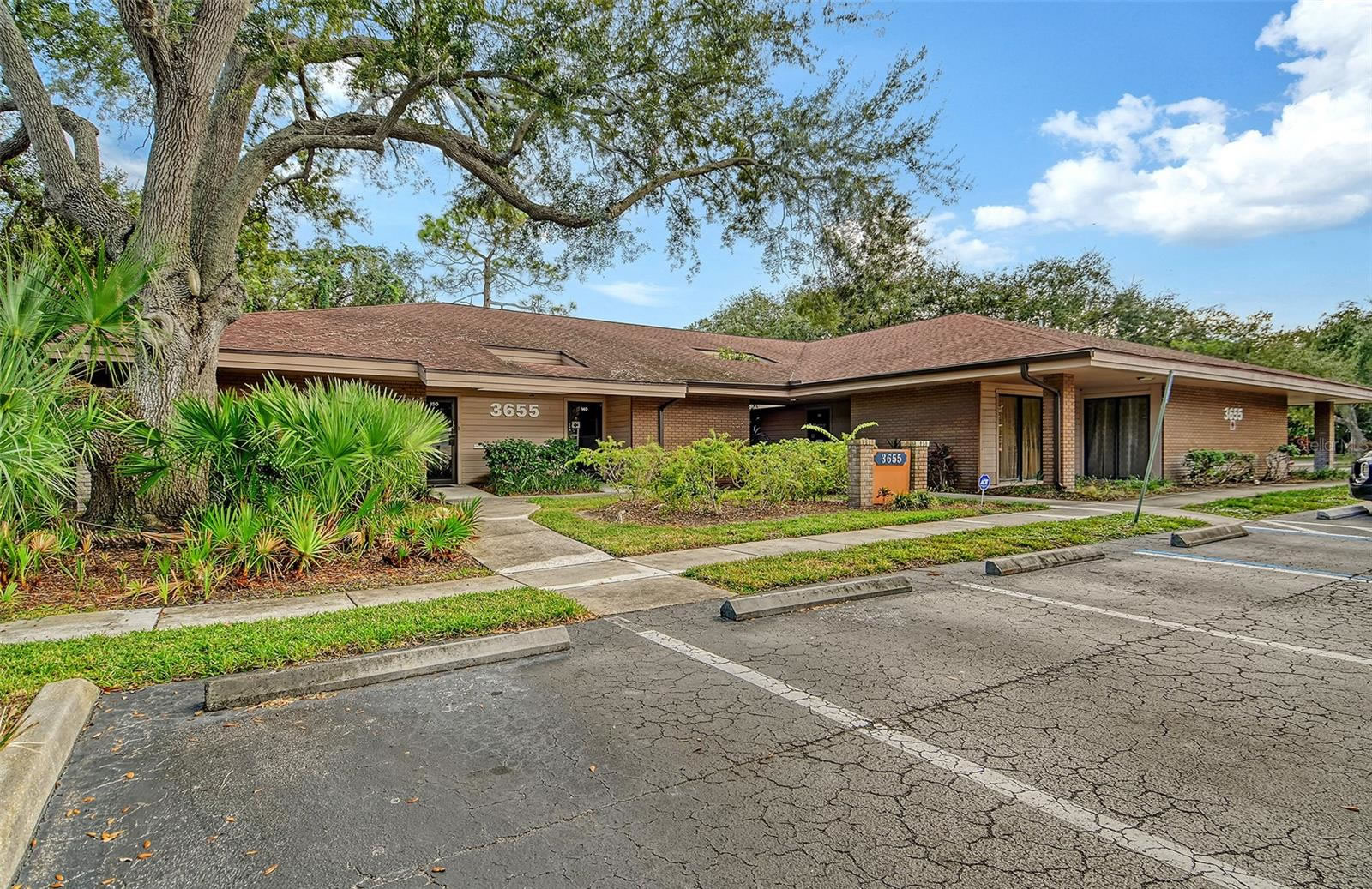 9.2 acres with 11 Office Buildings  For Sale in Bradenton, FL - 82,000 sq ft $9,750,000